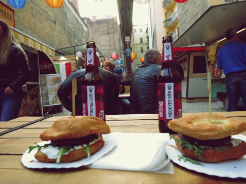 Langos Burger und "Capri" Sonne Bier @Karavan